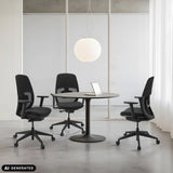 Tres sillas de oficina profesionales Skandis en color negro en una mesa redonda de hjh OFFICE (imagen generada por IA)