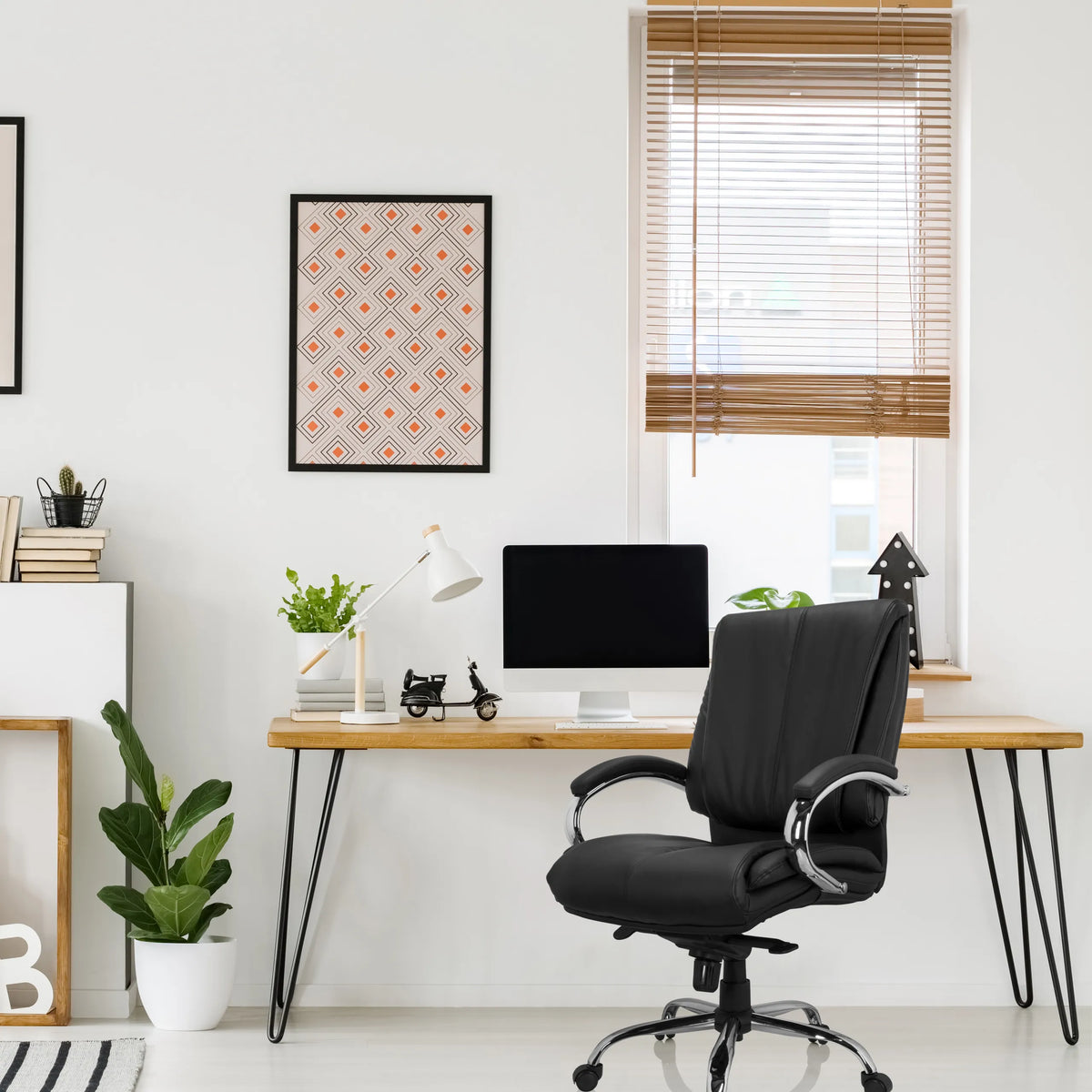Silla giratoria XXL H 100 negra de cuero sintético en un escritorio de hjh OFFICE