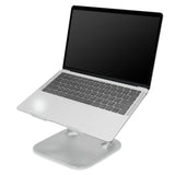 Soporte para portátil LAPTOP STAND plateado con un portátil colocado encima en posición inclinada de hjh OFFICE