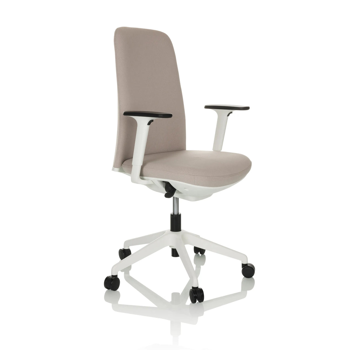 Silla de oficina profesional NESTORA beige con reposabrazos y base blanca de cinco ruedas de hjh OFFICE – vista de 360° (vista frontal en diagonal 45°)