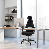 Sillón de oficina profesional RESISTIO XXL negro con reposacabezas y reposabrazos en un escritorio de hjh OFFICE