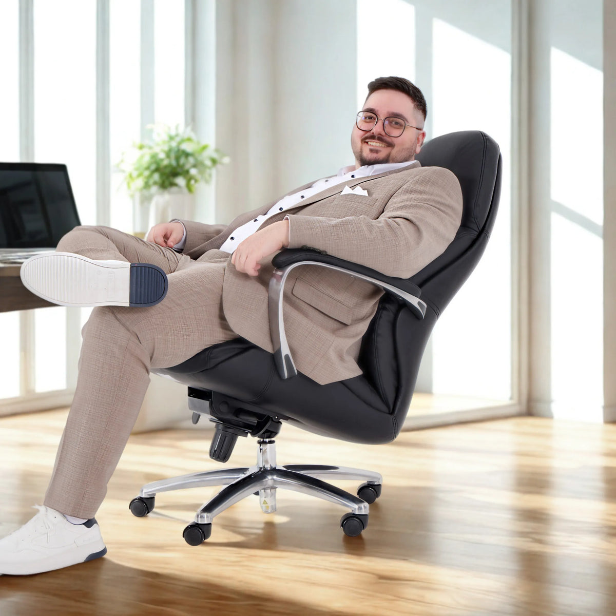 Silla giratoria BRENTON XXL negra con reposabrazos y base de estrella de hjh OFFICE