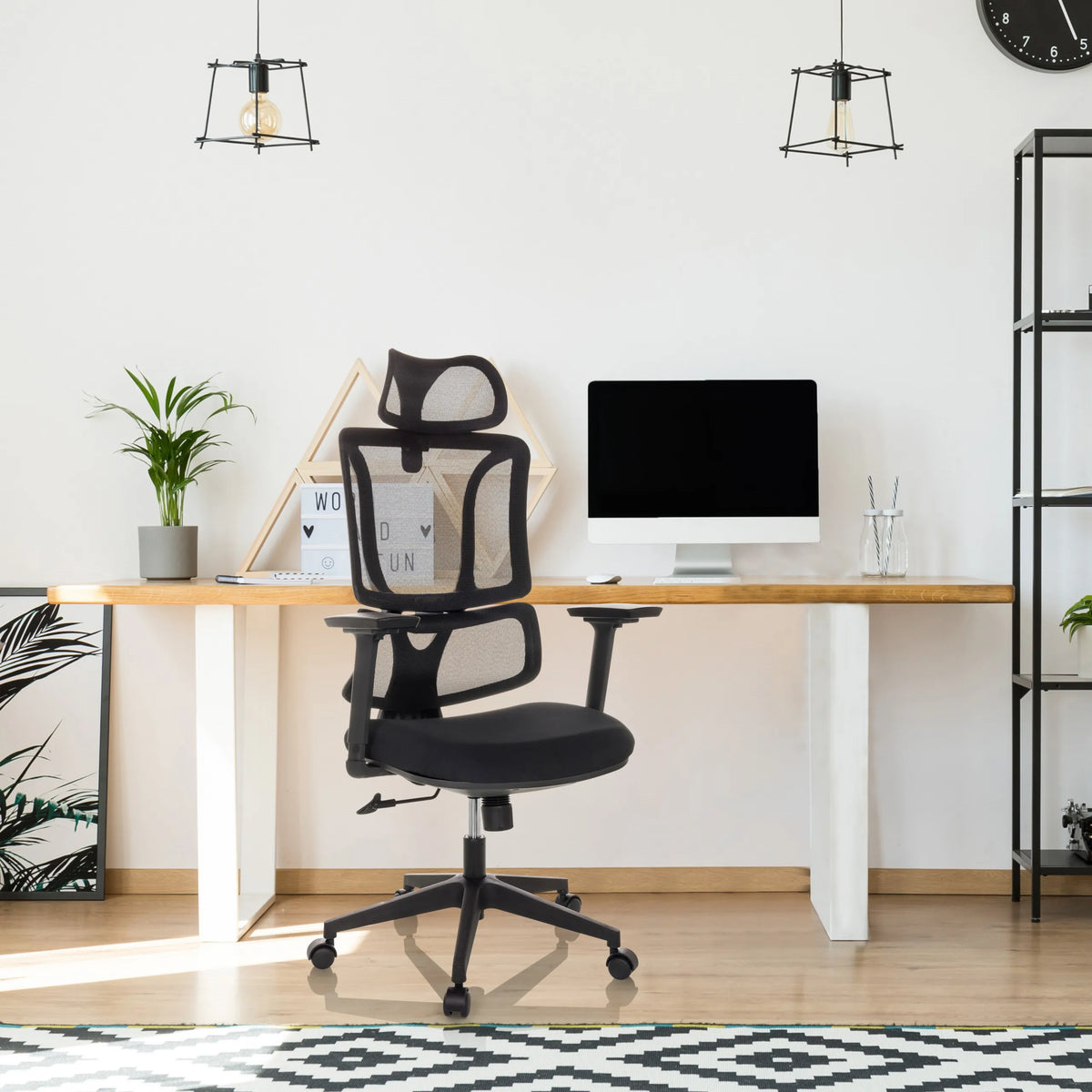 Silla Home Office ERGOMY con respaldo de malla y estructura negra de MyBuero