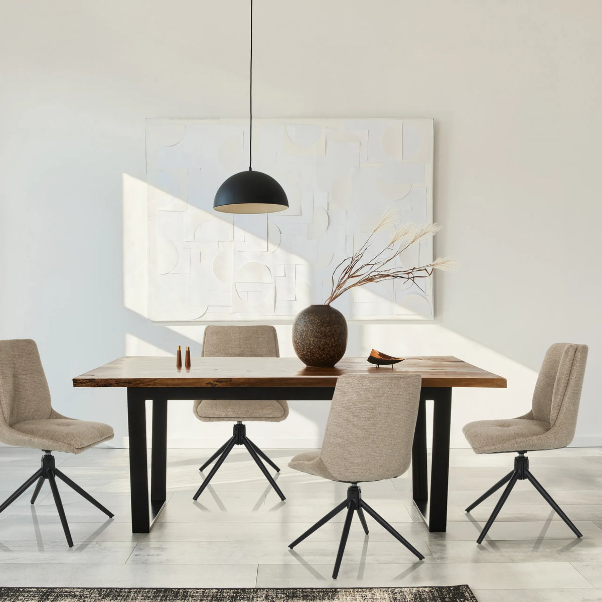 Cuatro sillas tapizadas beige TARVISO I con bases en estrella negras en una mesa de madera de hjh LIVING