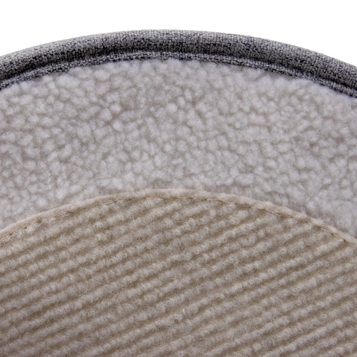 Superficie de material gris con forro esponjoso y base acanalada de la cueva para gatos PAWY R de hjh LIVING
