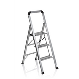 Escalera plegable SOLID V de aluminio plateada con tres peldaños y asa de hjh OFFICE – vista de 360° (vista frontal en diagonal 40°)