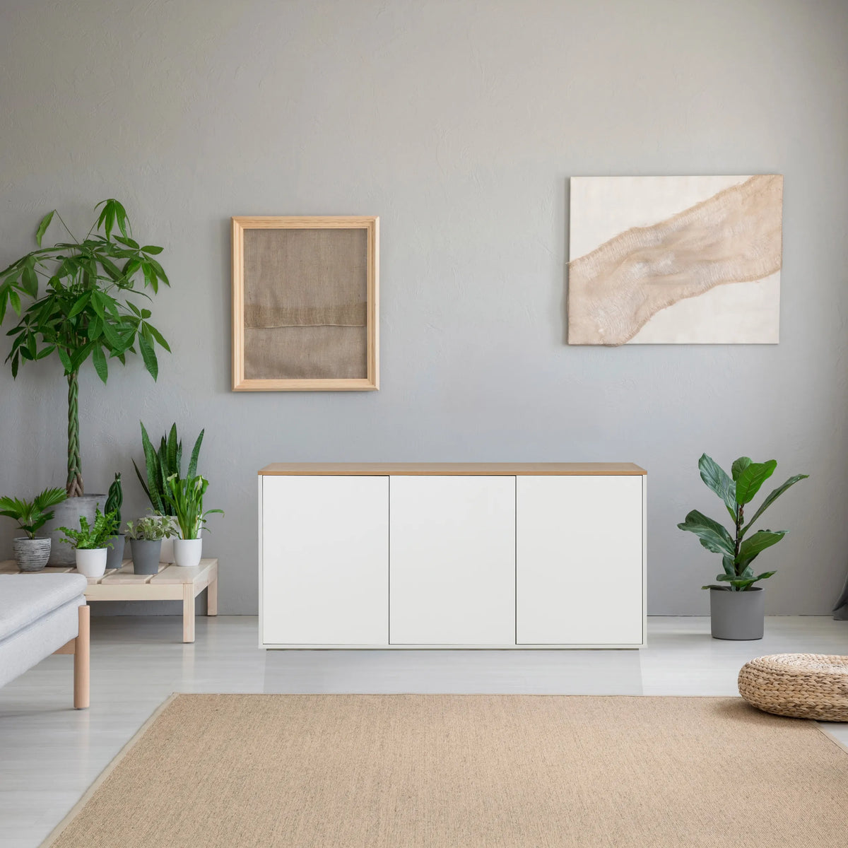 aparador KELO S en blanco con una encimera de roble en una habitación luminosa de hjh LIVING