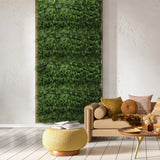 Estera vegetal verde LEAFLUXE 2 como decoración de pared vertical en una zona residencial de hjh LIVING