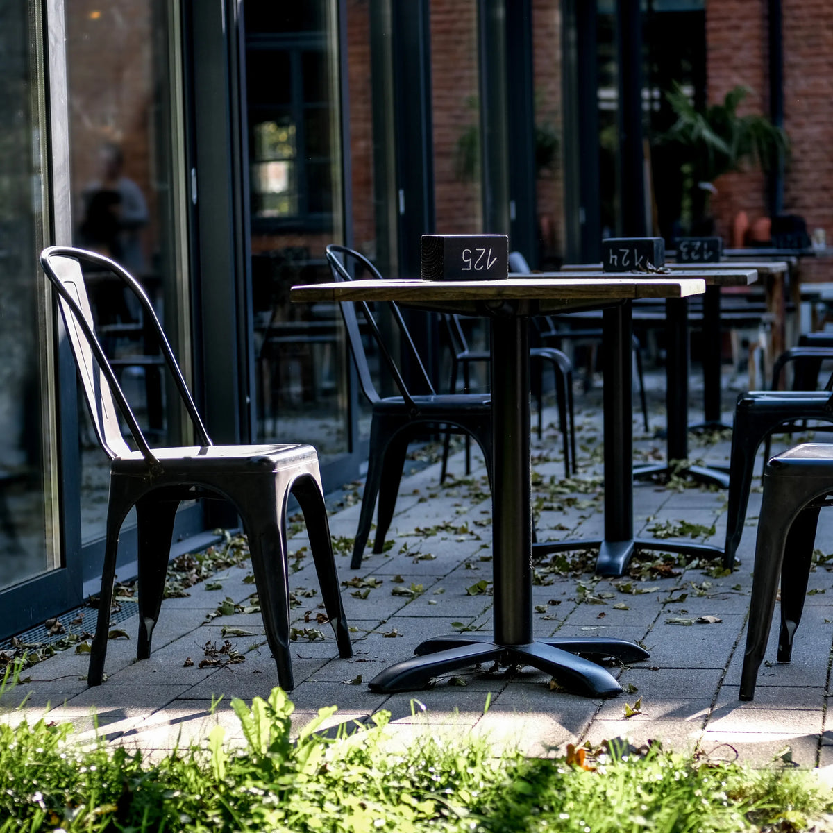 Silla de comedor negra VANTAGGIO BRUSH con mesa a juego en el exterior de hjh OFFICE