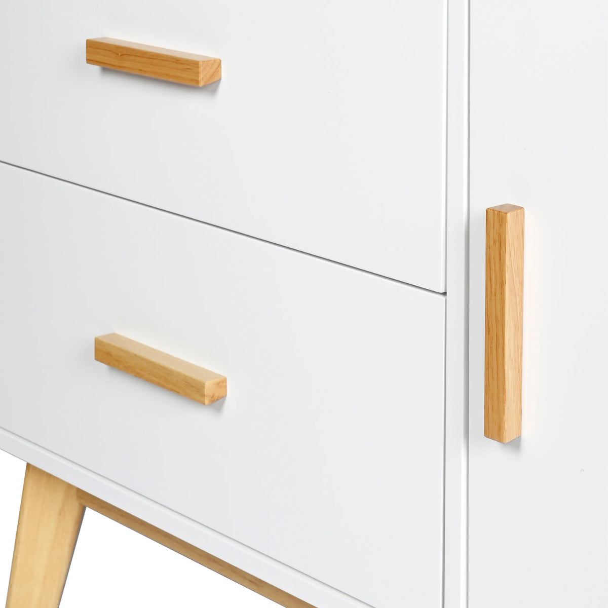 Frontales blancos con tiradores de madera clara del aparador TAROLO de hjh LIVING