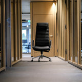 Sillón de alta gama ASPERA 20 en negro con tapicería acolchada y reposabrazos plateados de hjh OFFICE