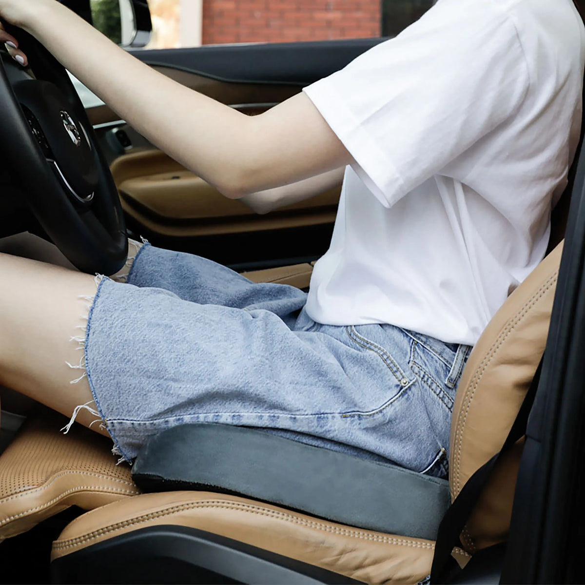 Cojín del asiento MEDISIT VIII gris sobre un asiento de coche marrón de hjh OFFICE