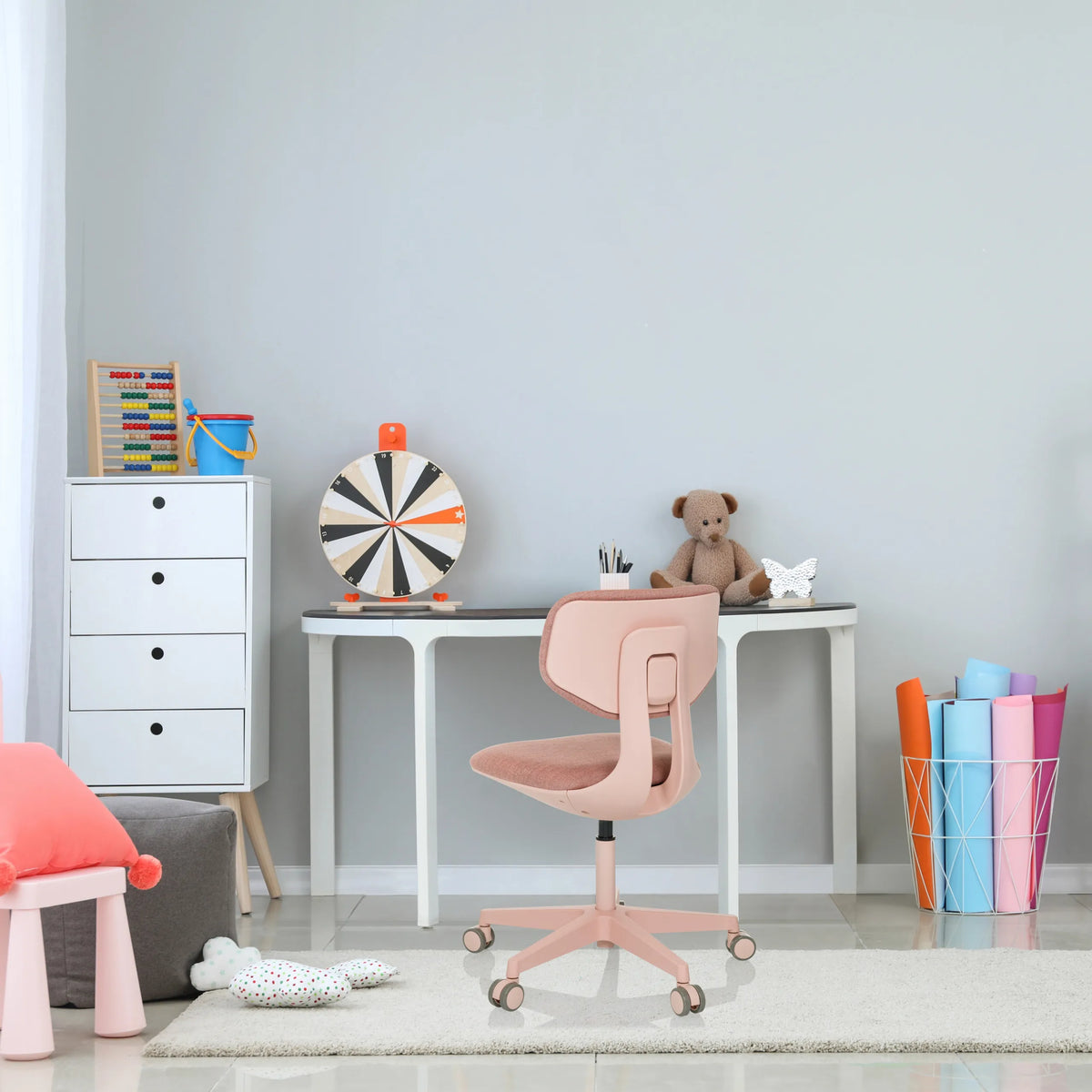 Silla giratoria para niños KID COLORE rosa con ruedas en un escritorio blanco de hjh OFFICE