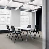 Cuatro sillas de confidente MEET WA negras en una mesa de conferencias blanca en una oficina moderna de hjh OFFICE