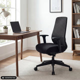 Silla de oficina profesional Verviq negra con respaldo de malla y reposabrazos en un escritorio de hjh OFFICE (imagen generada por IA)