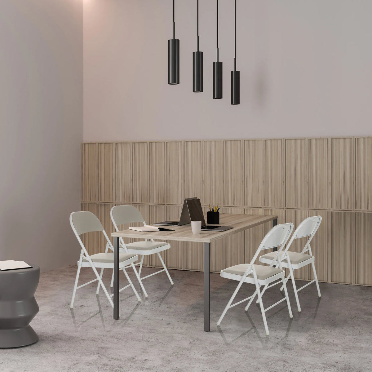 Cuatro sillas plegables TUDELA W grises con tapicería de cuero sintético en una mesa de hjh OFFICE