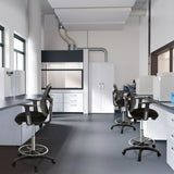 Sillas de mostrador TOP WORK 108 negras con reposabrazos y aro reposapiés en un entorno de laboratorio de hjh OFFICE