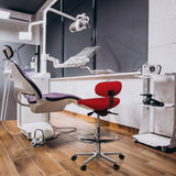 Silla de mostrador roja WORK MF con reposapiés y ruedas sobre suelo de madera de hjh OFFICE