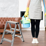 Escalera plegable de tres peldaños SOLID de aluminio junto a una persona con un cubo de limpieza de hjh OFFICE