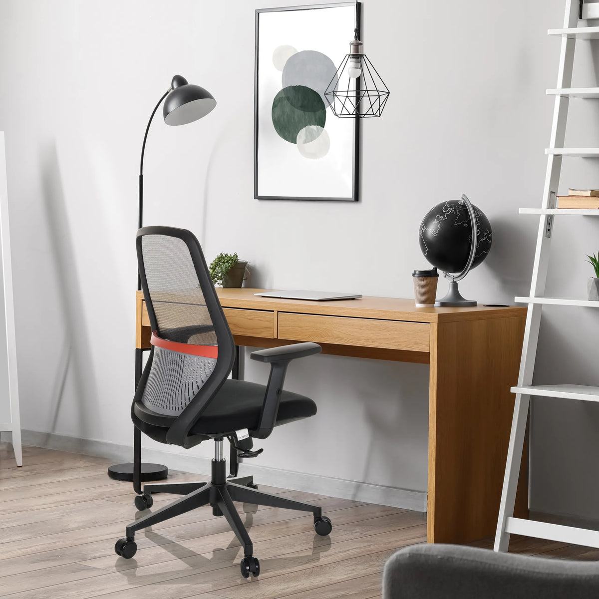 Silla de oficina profesional CARLOW I en negro con respaldo de malla y reposabrazos de hjh OFFICE
