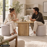 Mesa auxiliar Nestup de madera clara con tablero redondo en un salón de hjh LIVING