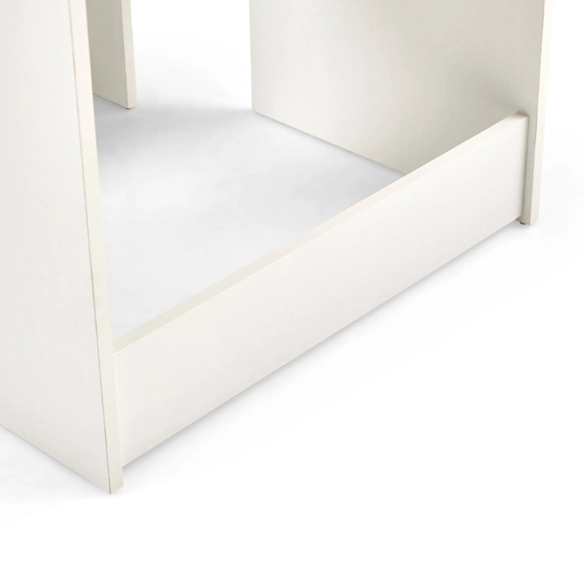 Esquina inferior y placa base de un mueble blanco Glamdesk de hjh LIVING