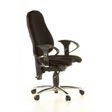 Silla de oficina profesional SITNESS 10 negra con reposabrazos y base de cinco ruedas de Topstar – vista de 360° (vista frontal en diagonal 60°)
