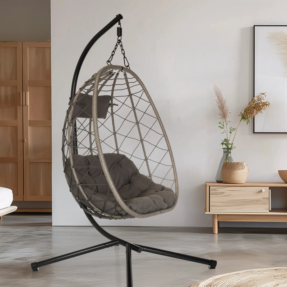 Silla colgante COCOVA con tapicería gris y estructura negra de hjh LIVING