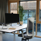 Silla de mostrador HALIFAX WORK gris en un escritorio blanco en una habitación luminosa de hjh OFFICE