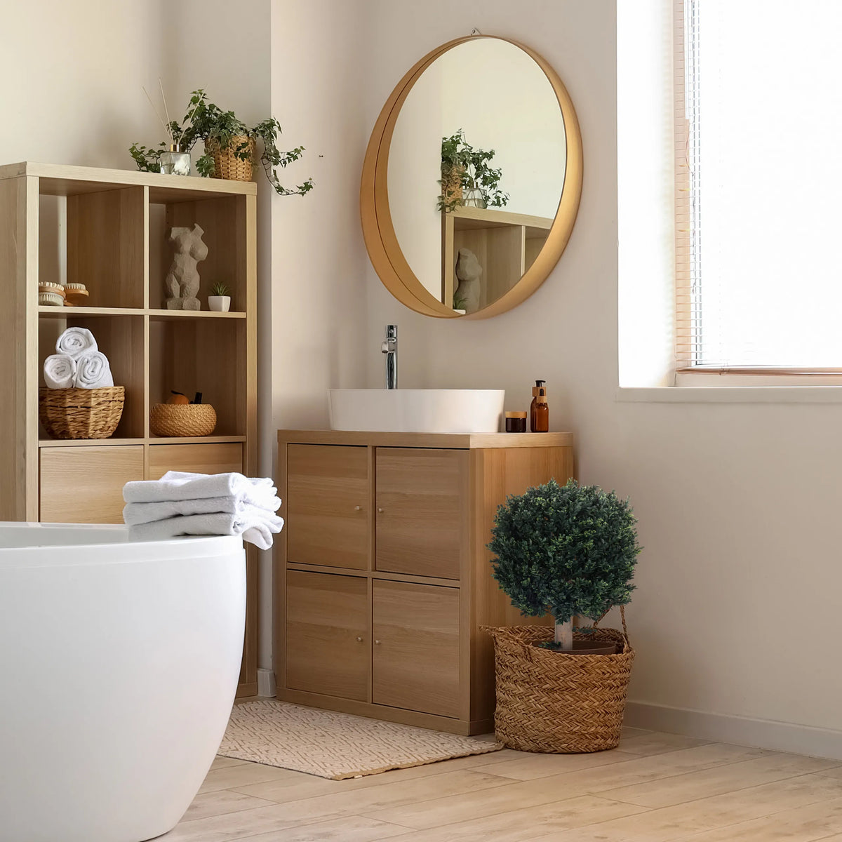 Planta artificial verde BUXUS en una cesta tejida en el baño de hjh OFFICE