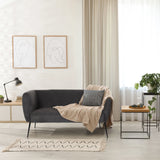 Sofá de diseño gris HAYRIVER con cojines y manta en una habitación luminosa de hjh LIVING