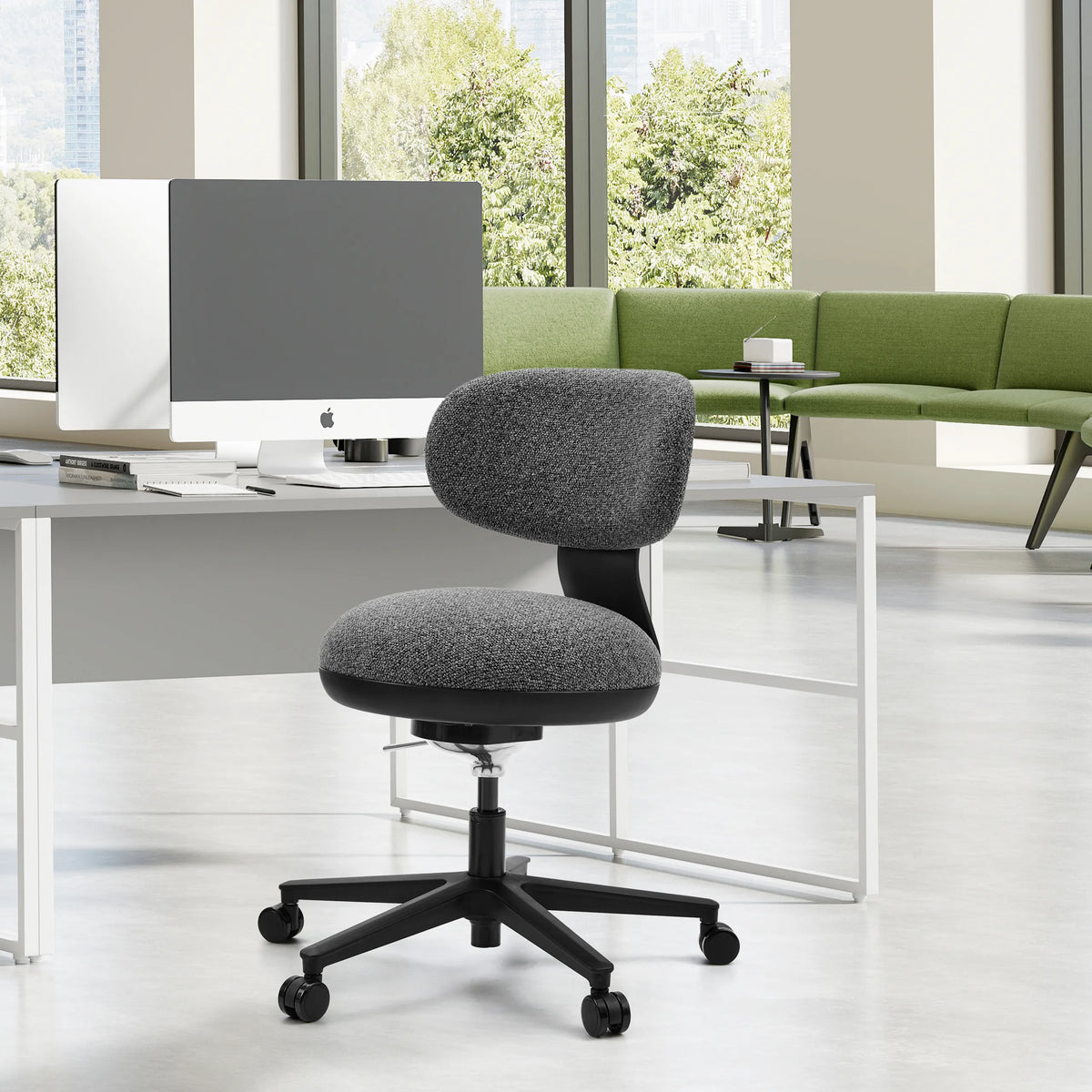 Silla Home Office SITMOTION B gris con ruedas delante de un escritorio blanco en una oficina luminosa de hjh OFFICE