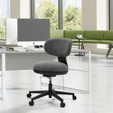 Silla Home Office SITMOTION B gris con ruedas delante de un escritorio blanco en una oficina luminosa de hjh OFFICE