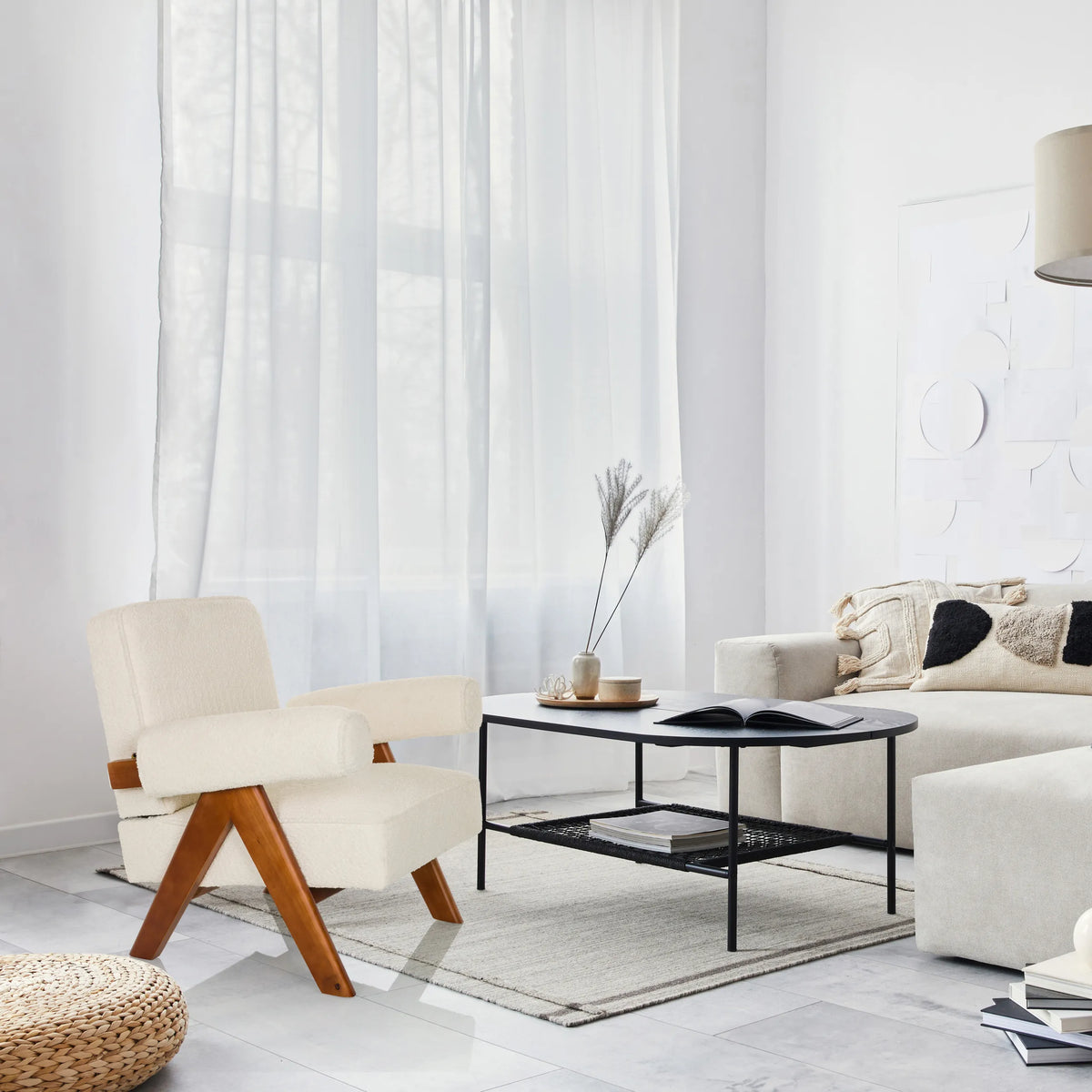 Sillón de diseño POOLY blanco con estructura de madera en un entorno luminoso de hjh LIVING