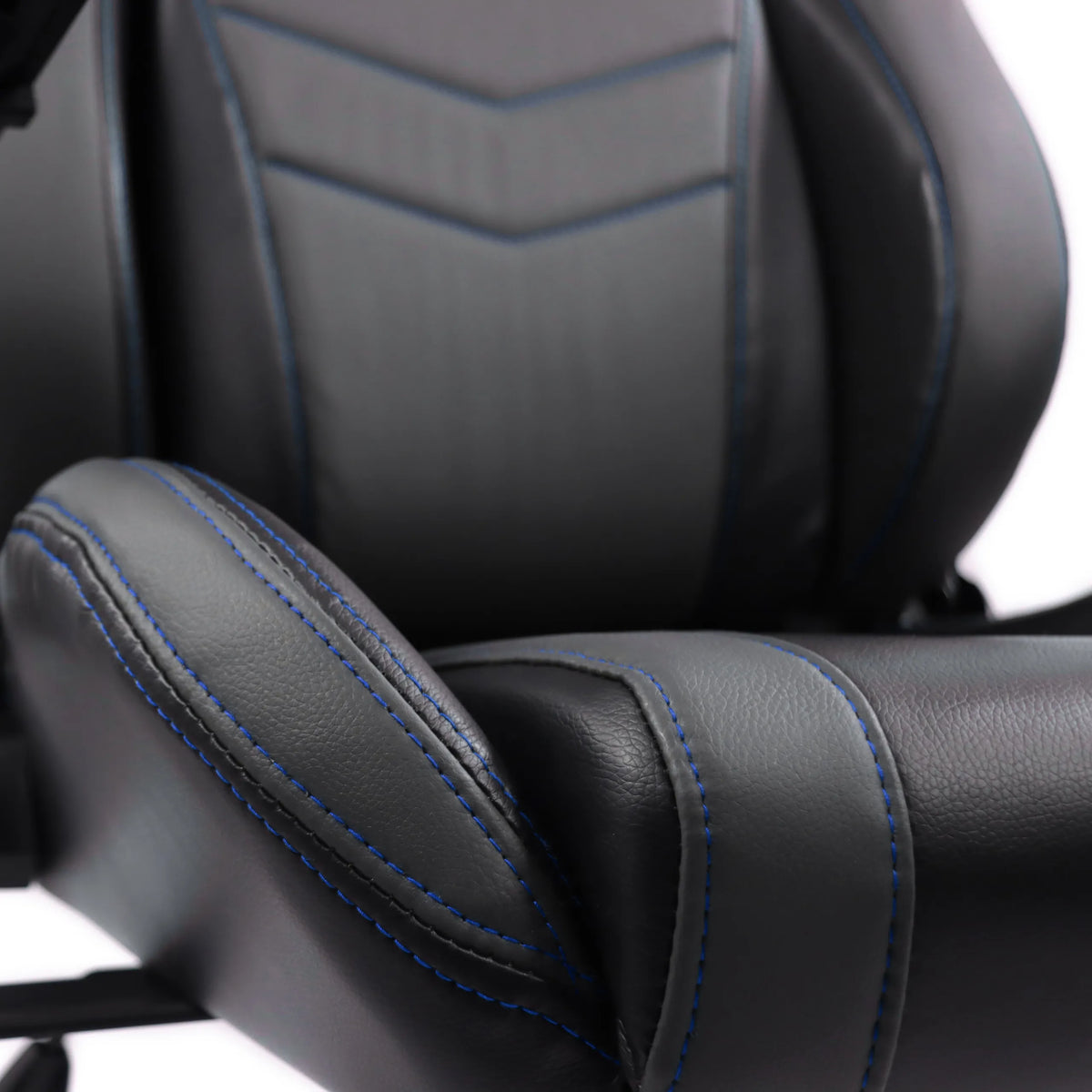 Reposabrazos y respaldo acolchados de la Silla gaming GAMEBREAKER POLARYS I en gris con costuras azules de hjh OFFICE