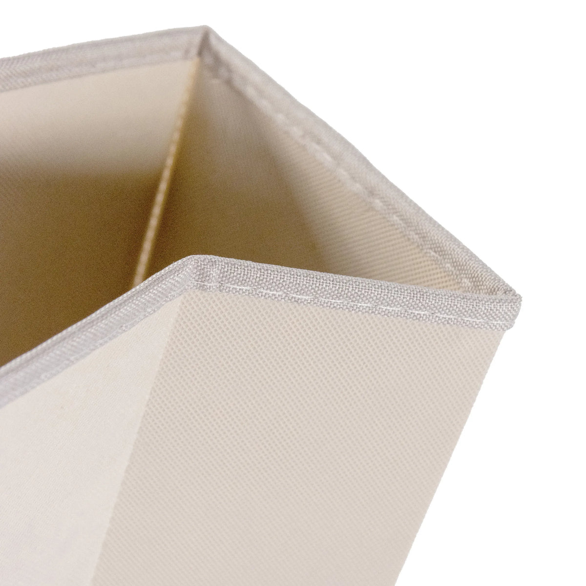 Borde de tela acolchada y vista interior de un compartimento de la cómoda FOLDRESS S en beige de hjh LIVING
