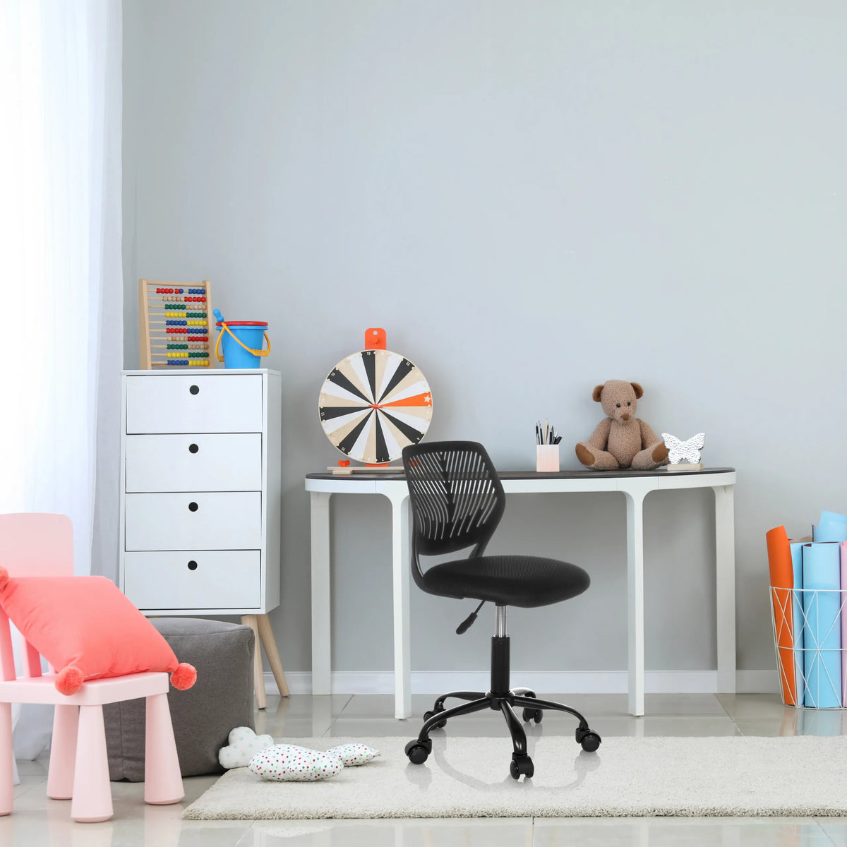 Silla giratoria para niños KID QB negra con respaldo de malla y ruedas en un escritorio blanco de hjh OFFICE