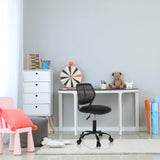Silla giratoria para niños KID QB negra con respaldo de malla y ruedas en un escritorio blanco de hjh OFFICE