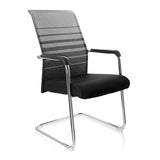 Silla de viga voladiza FALCONE V en negro y gris con respaldo de malla, reposabrazos y estructura de patín de hjh OFFICE – vista de 360° (vista frontal en diagonal 40°)