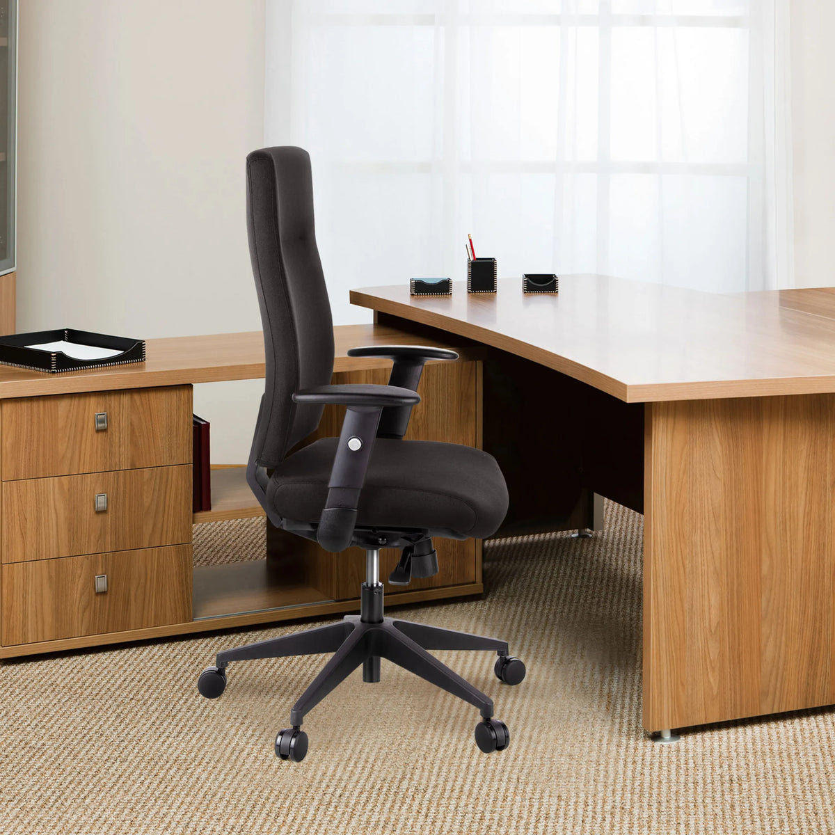 Silla de oficina profesional PRO-TEC 300 negra con respaldo alto y reposabrazos de hjh OFFICE