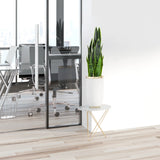 Planta artificial verde SANSEVIERIA en una maceta blanca sobre una mesa auxiliar de hjh OFFICE