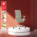 Silla alta gama VERVIO beige con respaldo de malla sobre plataforma blanca frente a fondo rojo de hjh OFFICE