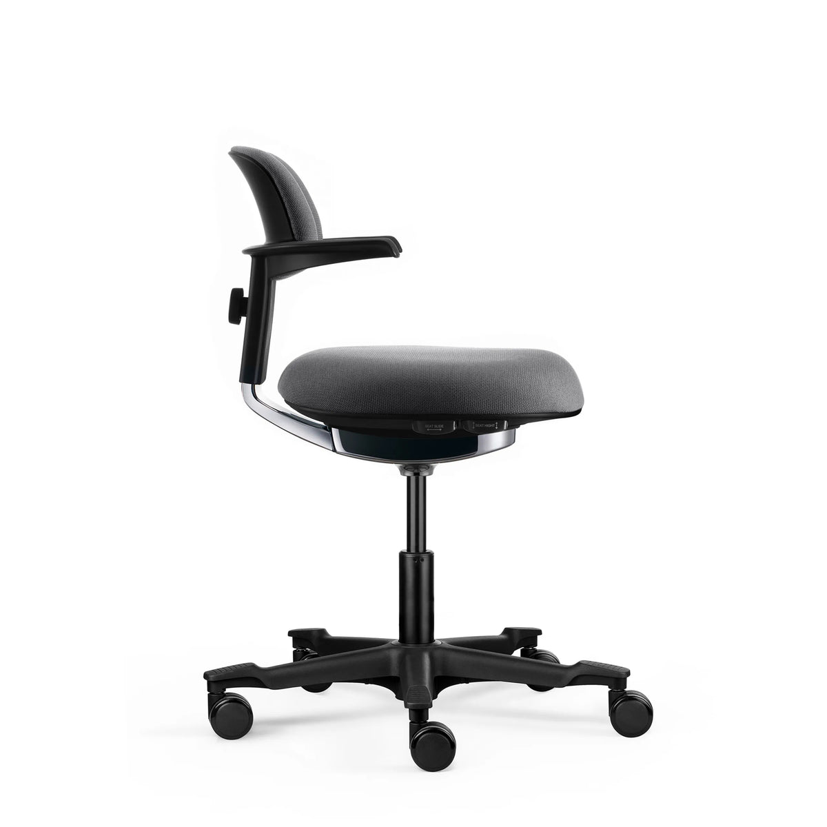 Silla de trabajo WORK 40 gris oscuro con reposabrazos y cinco ruedas sobre fondo blanco de hjh OFFICE