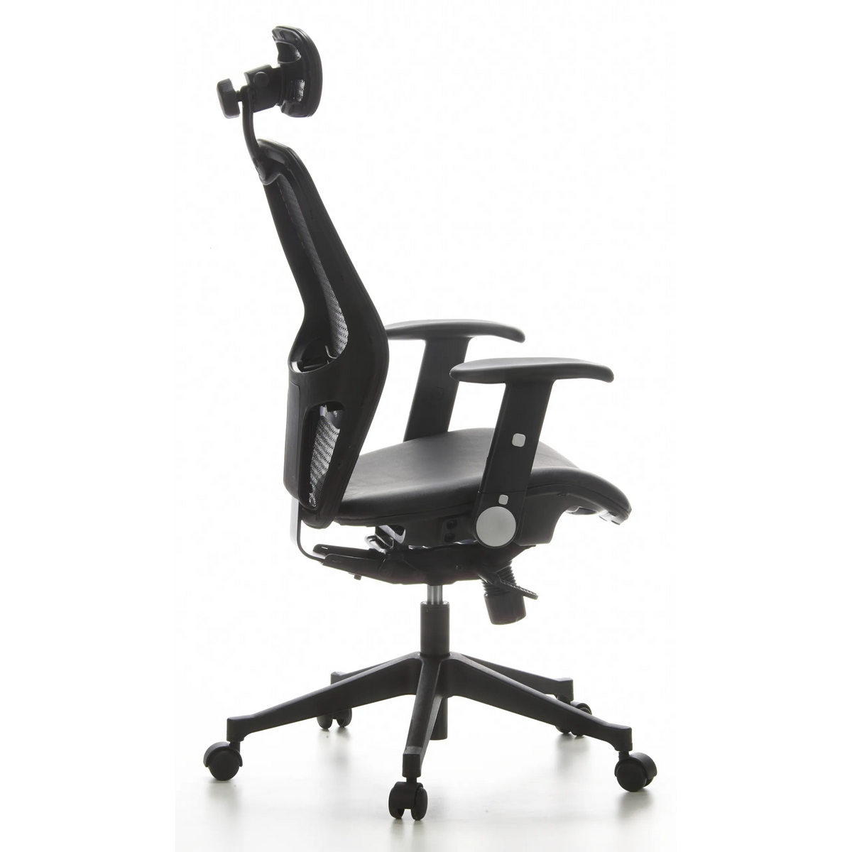 Silla de oficina profesional AIR-PORT negra con respaldo de malla, asiento de cuero y base de cinco ruedas de hjh OFFICE – vista de 360° (vista lateral 100°)