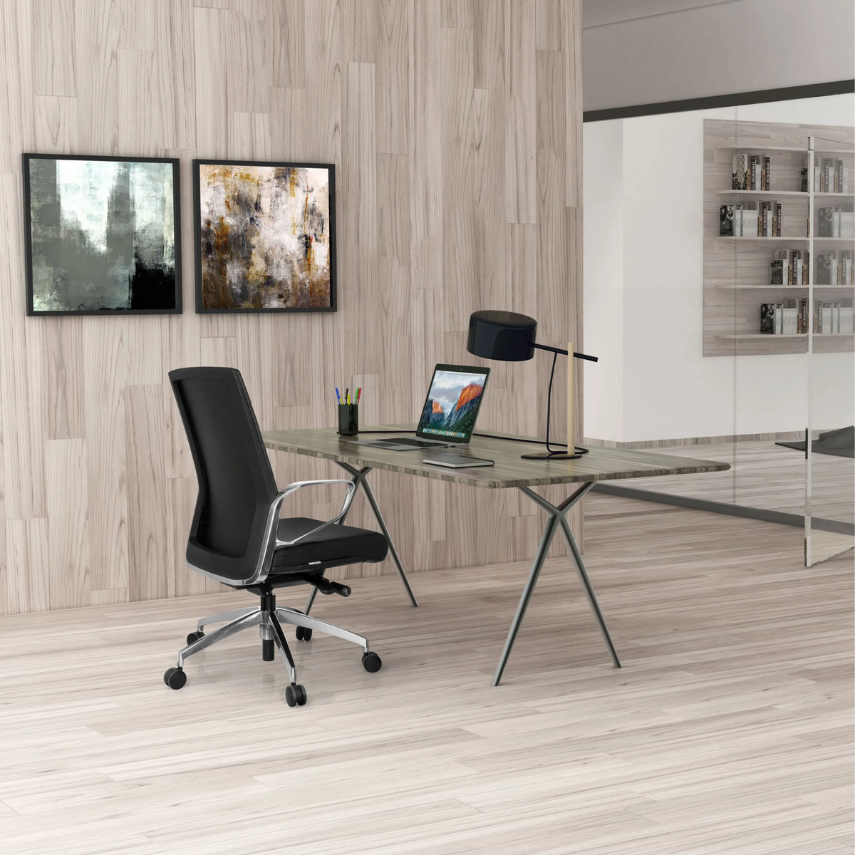 Silla de oficina profesional PROVIDER negra con reposabrazos y ruedas en un escritorio de hjh OFFICE