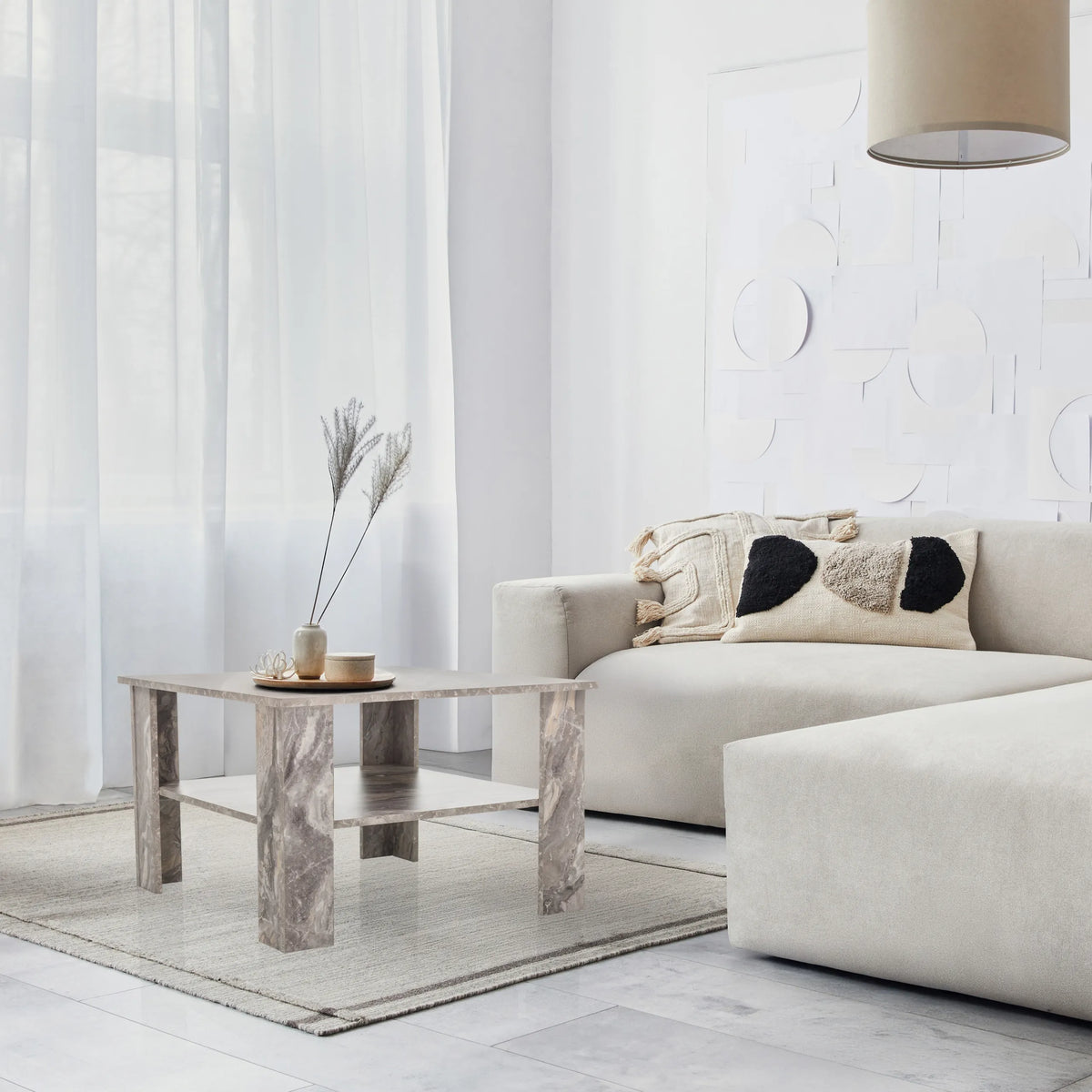 Mesa de centro BISMO gris con efecto mármol, dos niveles y forma cuadrada en el salón de hjh LIVING
