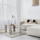 Mesa de centro BISMO gris con efecto mármol, dos niveles y forma cuadrada en el salón de hjh LIVING