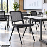 Silla de confidente MEET WA en negro con respaldo de malla en una sala de reuniones de hjh OFFICE (imagen generada por IA)