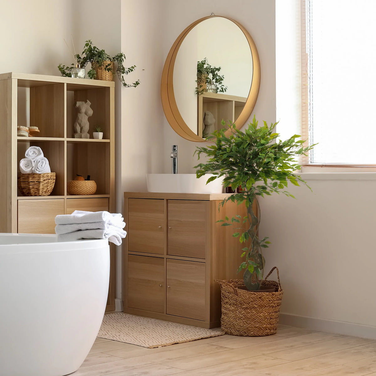 Planta artificial verde FICUS I en una cesta tejida en el baño de hjh OFFICE