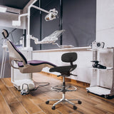 Silla de mostrador WORK MF negra con aro reposapiés y cinco ruedas en un entorno de consulta de hjh OFFICE